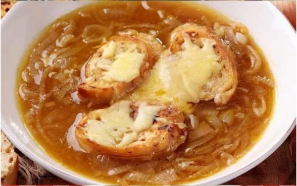 SOUPE À L’OIGNON GRATINÉE : Un apéritif riche !