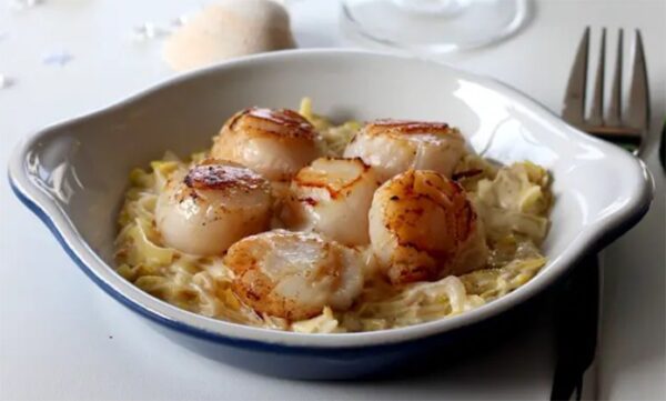 Saint-Jacques sur fondue de poireau De Noël