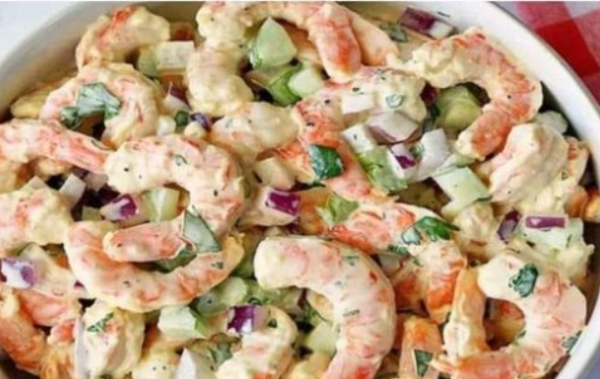 Salade aux crevettes avec sauce crémeuse