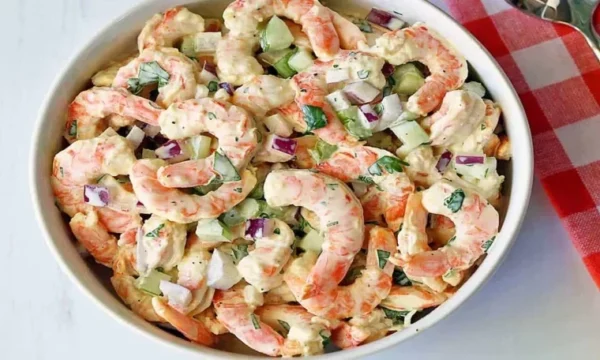 Salade aux crevettes avec une sauce crémeuse