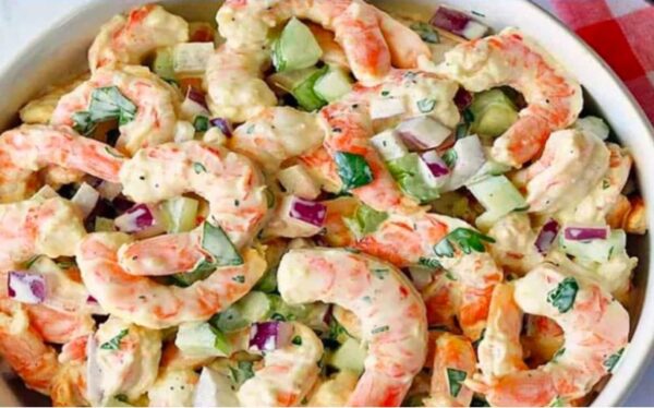 Salade aux crevettes avec une sauce crémeuse
