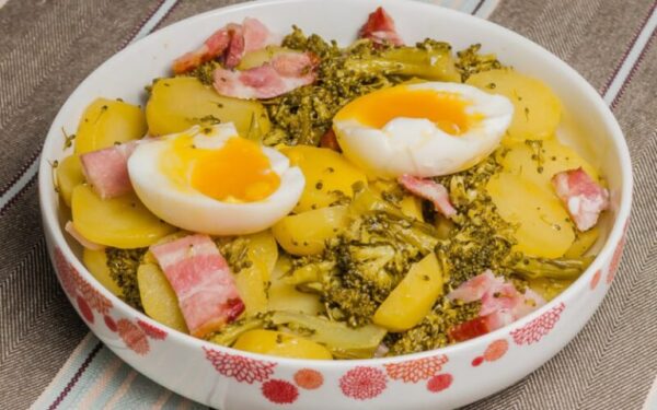 Salade de patates au brocoli et aux œufs