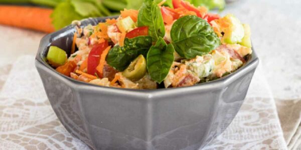 Salade de poulet aux légumes: cette sauce au yaourt grec la rend fabuleuse