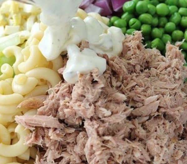 Salade de pâtes au thon : cette salade de pâtes a tout pour plaire : des légumes riches en vitamines, des protéines de qualité et faciles à digérer et une vinaigrette au yaourt légère.