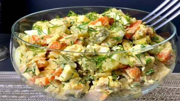 Salade de volaille avec légumes et œufs durs : un plat sain et savoureux