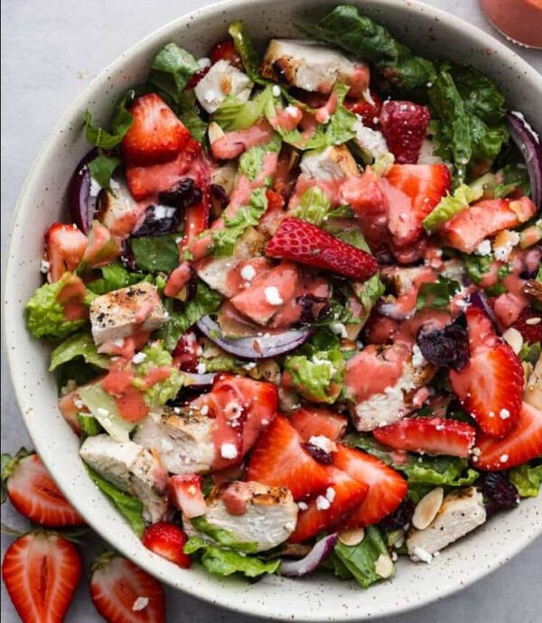 Salade Élégante de Poulet aux Fraises avec Vinaigrette Balsamique de Fraise