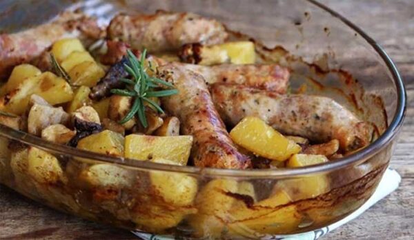 Saucisses Champignons et Pommes de Terre au Four : Un Festin d&rsquo;Automne Facile et Savoureux