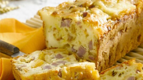 Savourez notre irrésistible Cake au Chèvre et aux Lardons : Une recette à ne pas manquer !