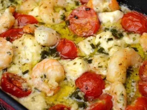 Scampis à l’ail, feta et tomates cerise au four