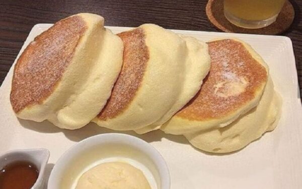 Seulement 5 étapes pour des pancakes soufflés parfumés vanille