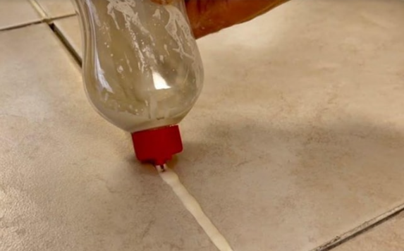 Sol, joints bien blancs en 10 minutes : le secret des carreleurs dévoilé