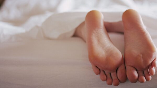 Sommeil : votre position pour dormir reflèterait l&rsquo;état de votre couple