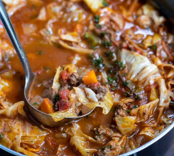 Soupe Réconfortante au Bœuf et Chou: Un Délice Santé pour les Jours d’Hiver!