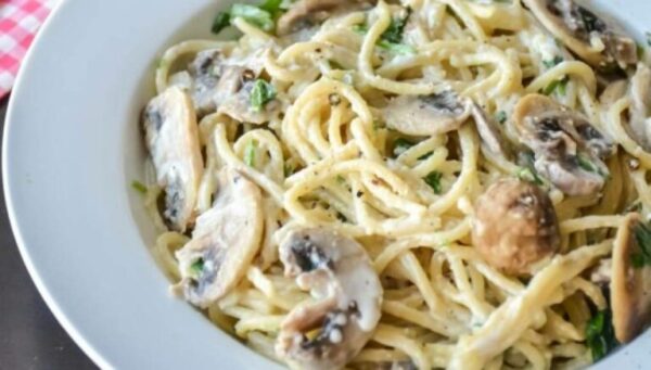 Spaghetti aux champignons et crème de parmesan