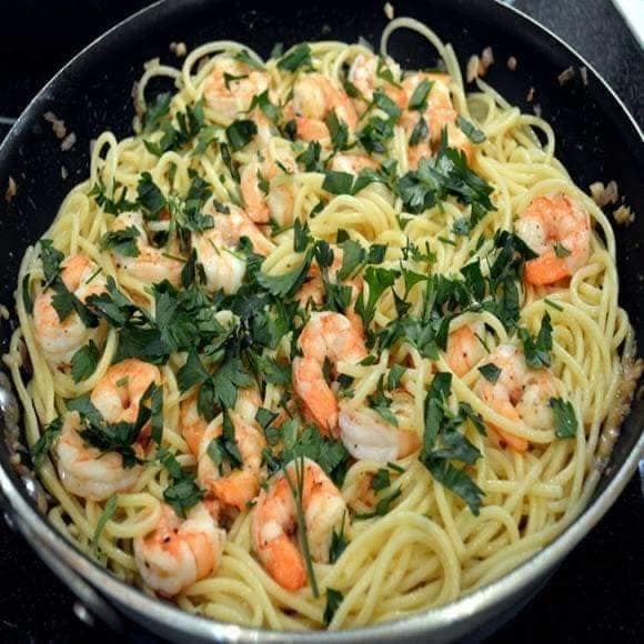 Spaghetti aux crevettes à l’ail et à la coriandre