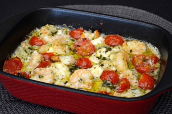 Succombez aux Saveurs Méditerranéennes : Scampis à l’Ail, Feta et Tomates Cerise au Four