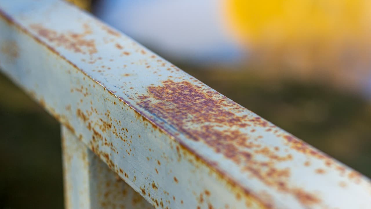 Rostflecken auf dem Balkon