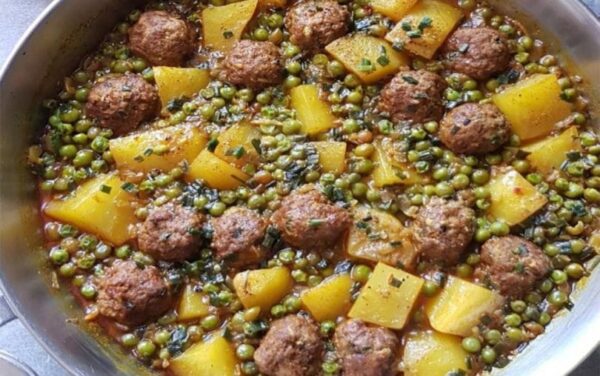 Tajine de viande hachée, petits pois et pommes de terre