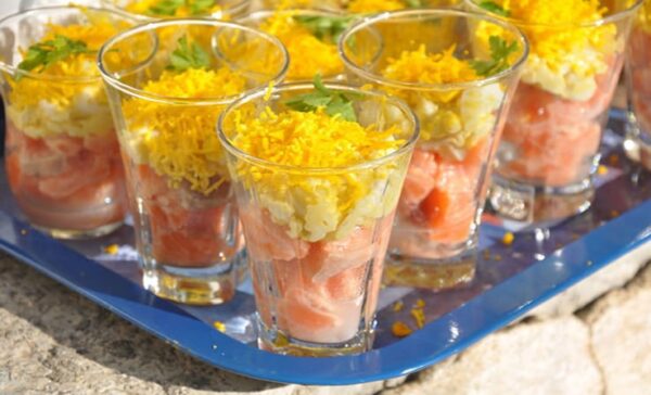Tartare de saumon et œufs mimosa en verrines