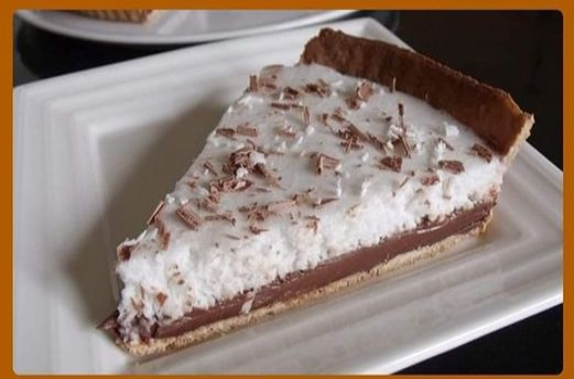 Tarte au chocolat et mousse à la noix de coco.