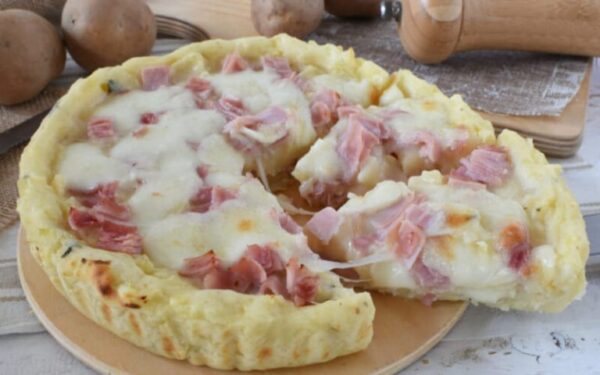 Tarte au pommes de terre, jambon cuit et mozzarella