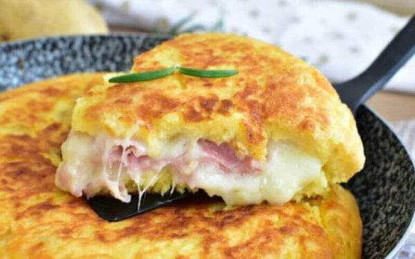 Tarte aux pommes de terre accompagnée de la mozzarella et du jambon