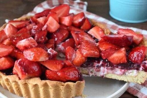 Tarte crémeuse aux fraises avec mascarpone et confiture : élégante et super savoureuse