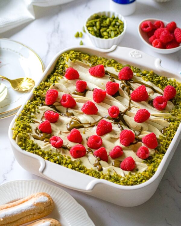 Tiramisu aux Framboises et aux Pistaches Tiramisu Délicat aux Framboises et Éclats de Pistaches