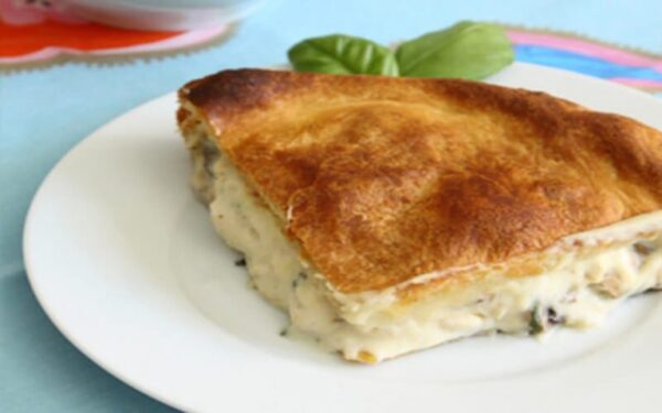 Tourte au poulet et aux champignons à la de sauce béchamel