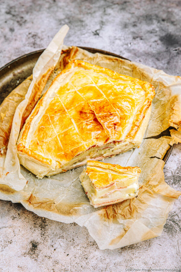 Tourte feuilletée aux pommes de terre, jambon, crème fraîche et saint-nectaire