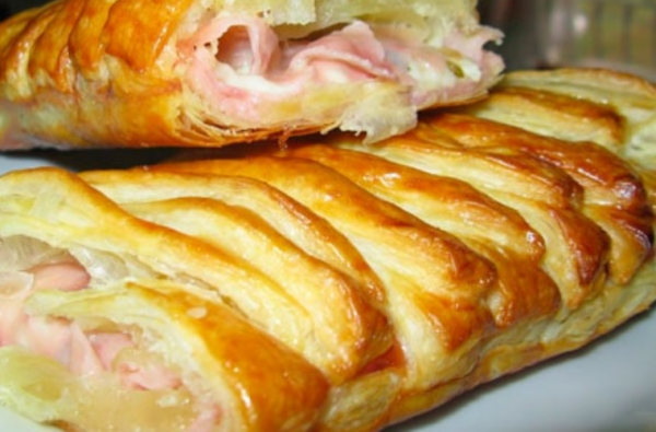 Tresse de pâte feuilletée au jambon et fromage