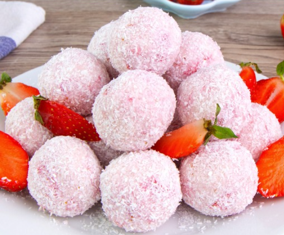 Truffes à la fraise et à la noix de coco : la recette de dessert no cook sans effort