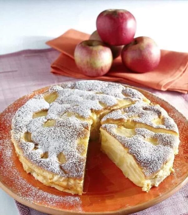 Un Gâteau de Flan aux Pommes croustillant à l’extérieur, fondant à l’intérieur – la recette idéale pour un dessert léger et savoureux!
