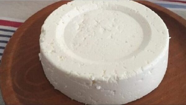 Un litre de lait, un yaourt et demi de citron suffisent pour préparer le meilleur fromage maison.