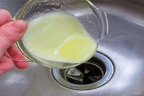 Une Astuce Incroyable pour éliminer les Odeurs Désagréables de votre évier Facilement