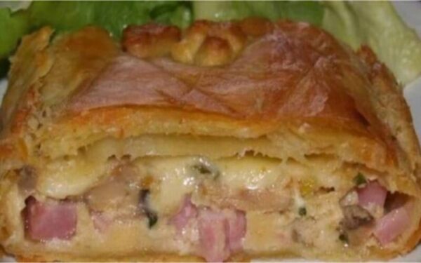 Une délicieuse Tourte au jambon, champignons et camembert