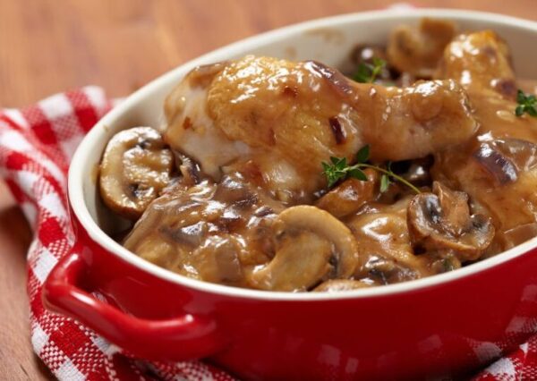 Une recette classique française, un poulet sautée mijoté et fondant dans une sauce onctueuse.