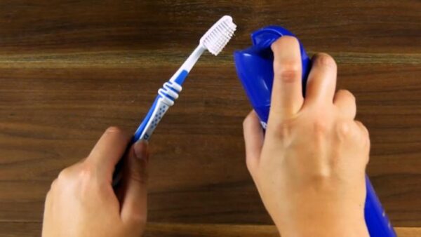 Vaporisez la laque sur votre brosse à dents et profitez des résultats – ce qui se passe
