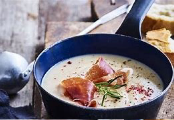 Velouté de chou-fleur crémeux et gourmand, aux éclats de noisettes et chips de jambon cru Aoste