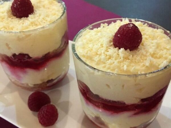 Verrines de tiramisu aux framboises et au chocolat blanc