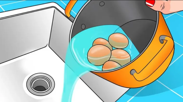 Verser l’eau de cuisson des oeufs dans l’évier est une mauvaise idée : voici pourquoi