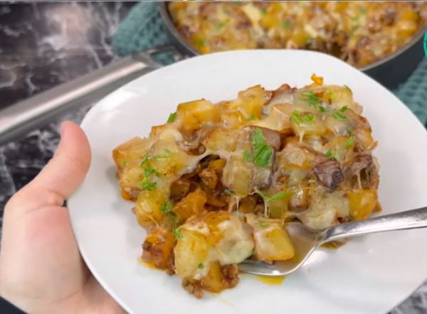 Versez tout simplement les pommes de terre dans la sauce ET LE DINER EST PRÊT 👩🏻‍🍳