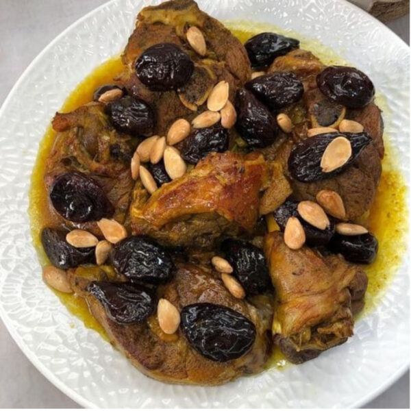 Viande aux prunes marocaines et aux amandes : un voyage culinaire envoûtant