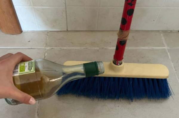 Vinaigre blanc sur la vadrouille pour nettoyer, le sol ne sera plus jamais le même