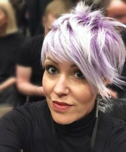 Tipps zum Kurzhaarschnitt für lila Haare
