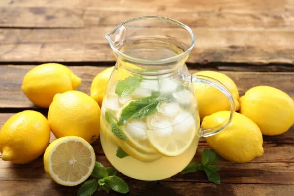 Voici la bonne méthode de préparation de l’eau au citron détox