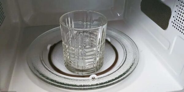 Voici pourquoi il est “interdit” de chauffer l’eau au micro-ondes