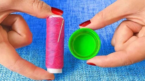 Voici une astuce simple de ma grand-mère pour enfiler une aiguille : tout ce dont vous avez besoin est d’un bouchon de bouteille.
