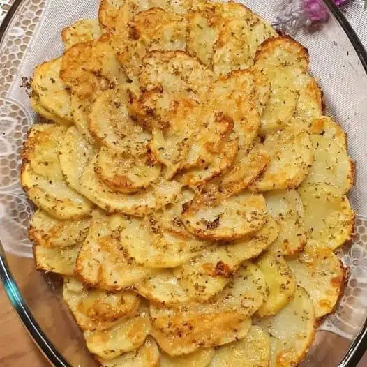 Éclats Dorés: Pommes de Terre au Four à l’Essence de Pizza