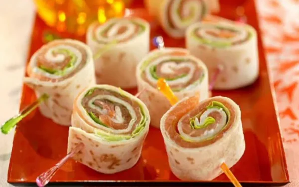 Élégance Culinaire: Rouleaux de Tortillas au Saumon, une Explosion de Saveurs Raffinées